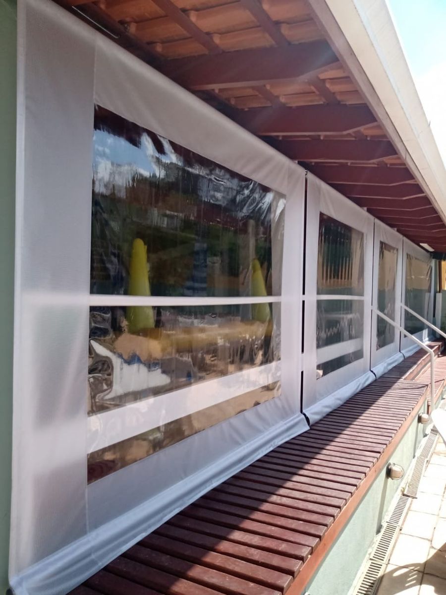 Cobertura com cortina de PVC em área externa instalada pela Saturno