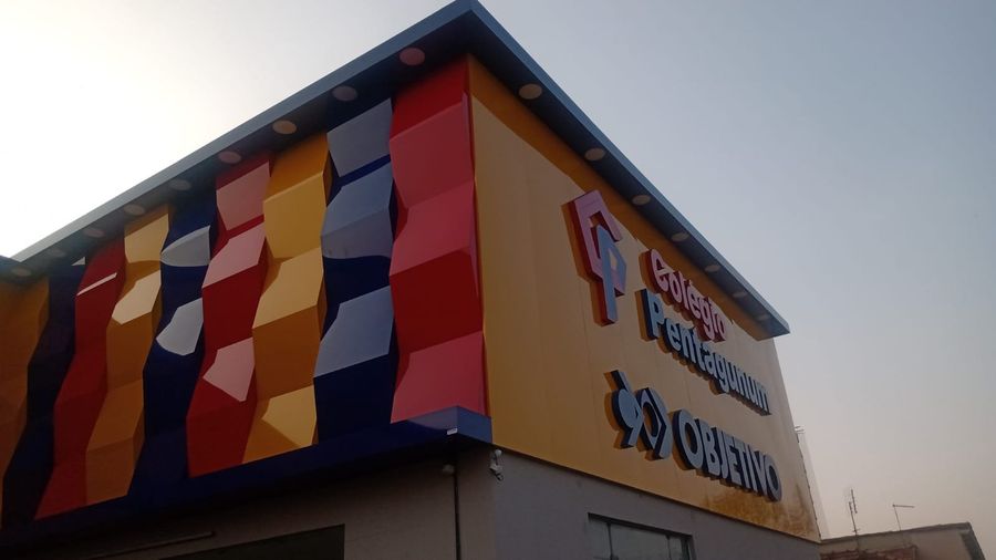 Fachada em ACM colorida instalada pela Saturno