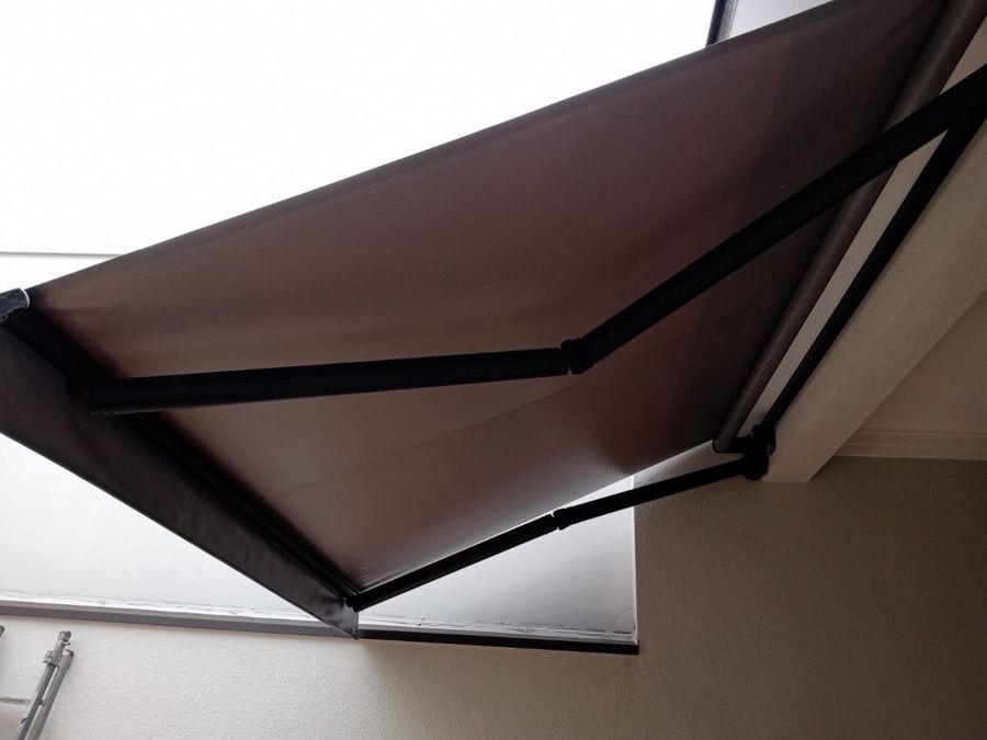 Detalhe do mecanismo articulado de um toldo instalado pela Saturno