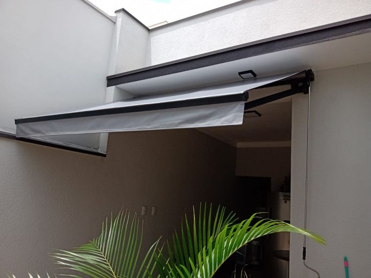 Toldo retrátil instalado em varanda residencial