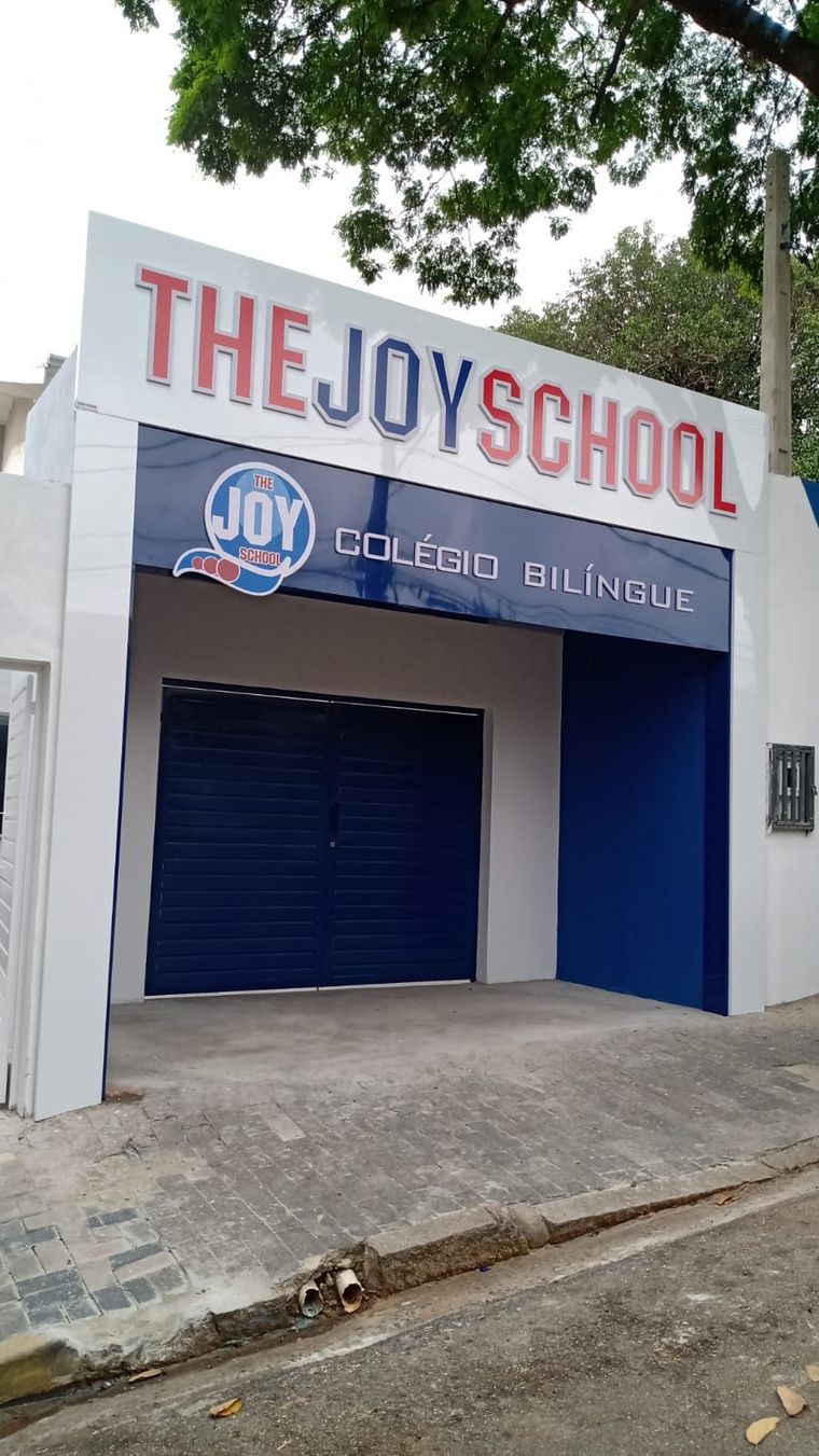 Fachada azul com letreiro — The Joy School, colégio bilíngue