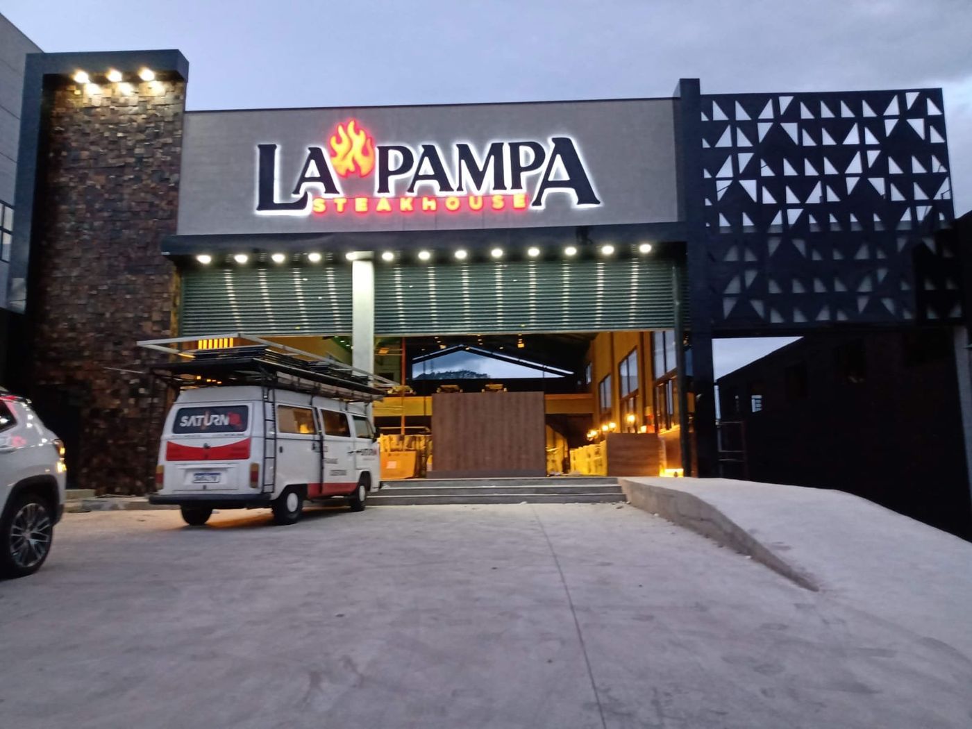 Fachada em ACM com letreiro luminoso instalada pela Saturno no La Pampa Steakhouse
